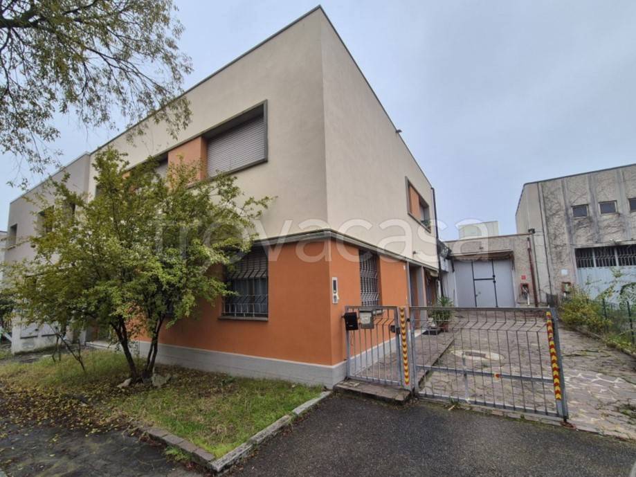 ufficio in vendita a Modena in zona Madonnina / Quattro Ville