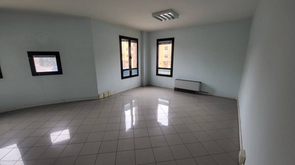 ufficio in vendita a Modena in zona San Faustino
