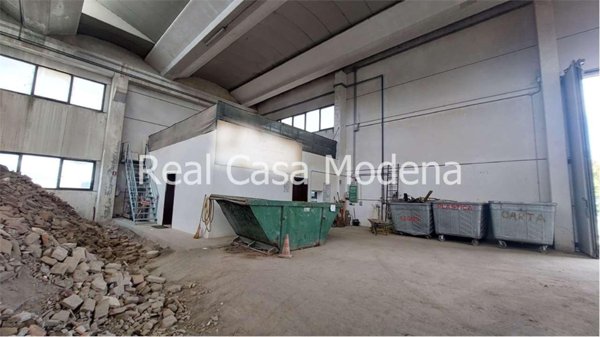 locale commerciale in vendita a Modena in zona Crocetta