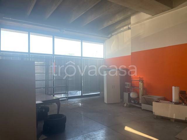 locale commerciale in vendita a Modena