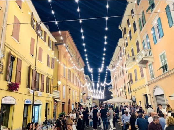 negozio in vendita a Modena in zona Centro Storico