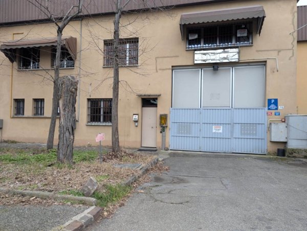 locale commerciale in vendita a Modena in zona Crocetta