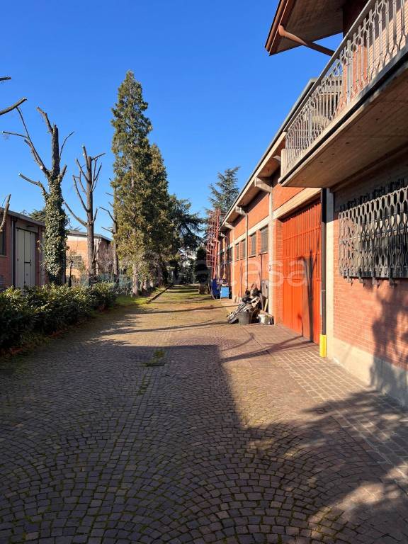 locale commerciale in vendita a Modena in zona Crocetta
