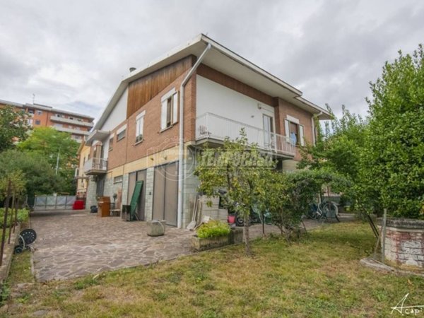casa indipendente in vendita a Modena in zona Madonnina / Quattro Ville