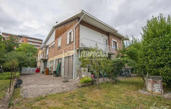 casa indipendente in vendita a Modena in zona Madonnina / Quattro Ville