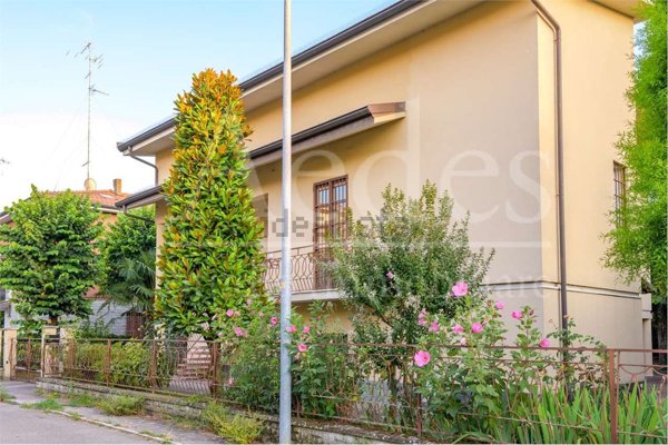 casa indipendente in vendita a Modena in zona San Faustino