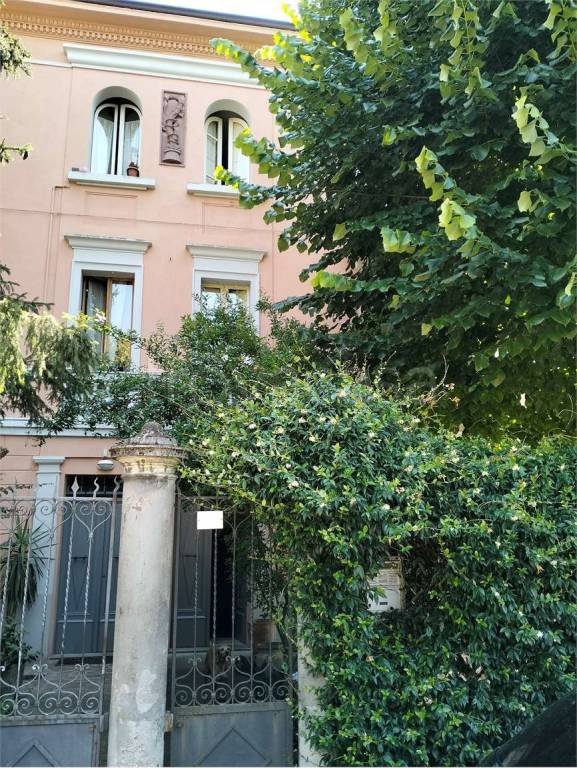 casa indipendente in vendita a Modena in zona Crocetta