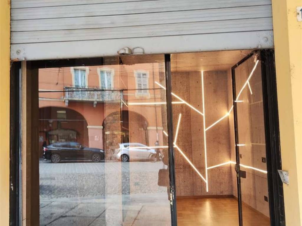 negozio in vendita a Modena in zona Centro Storico