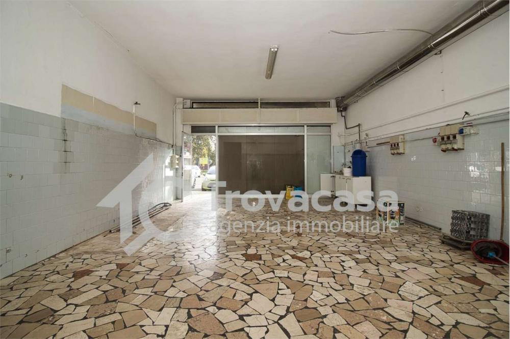 negozio in vendita a Modena in zona San Lazzaro / Modena Est