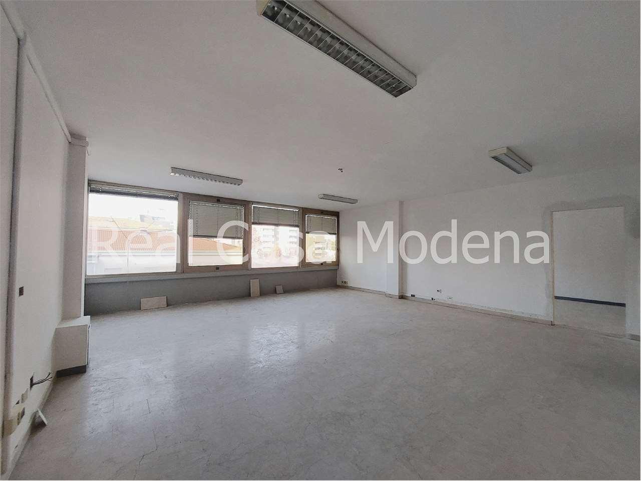 locale commerciale in vendita a Modena in zona San Faustino