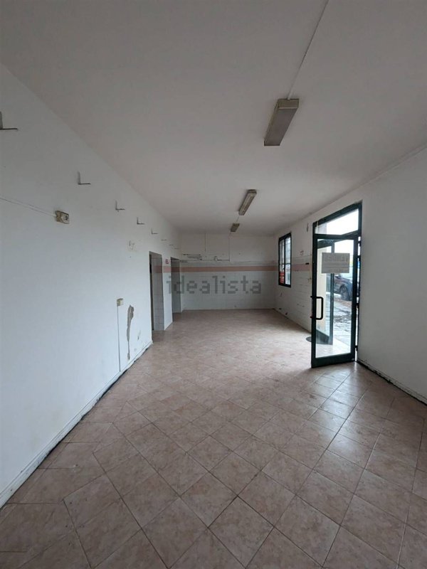 locale commerciale in vendita a Modena