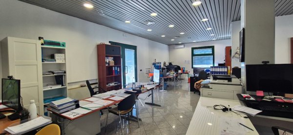 ufficio in vendita a Modena in zona Albareto