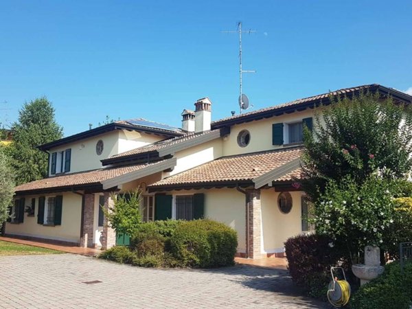 casa indipendente in vendita a Modena in zona Cognento