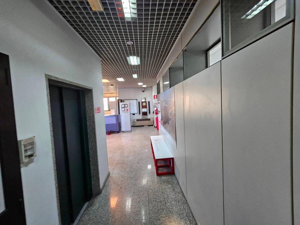 locale commerciale in vendita a Modena in zona San Lazzaro / Modena Est