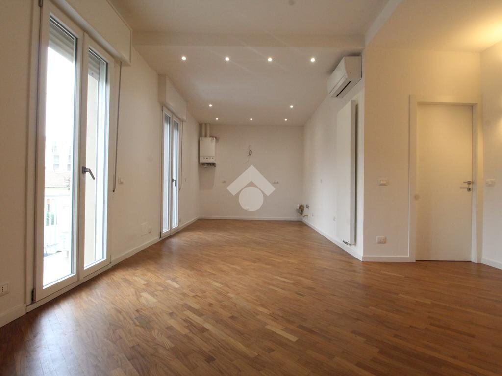 casa indipendente in vendita a Modena in zona Amendola