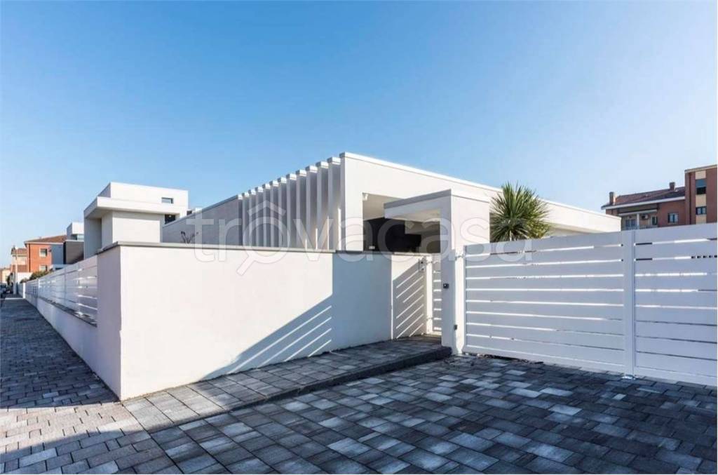 casa indipendente in vendita a Modena in zona Crocetta