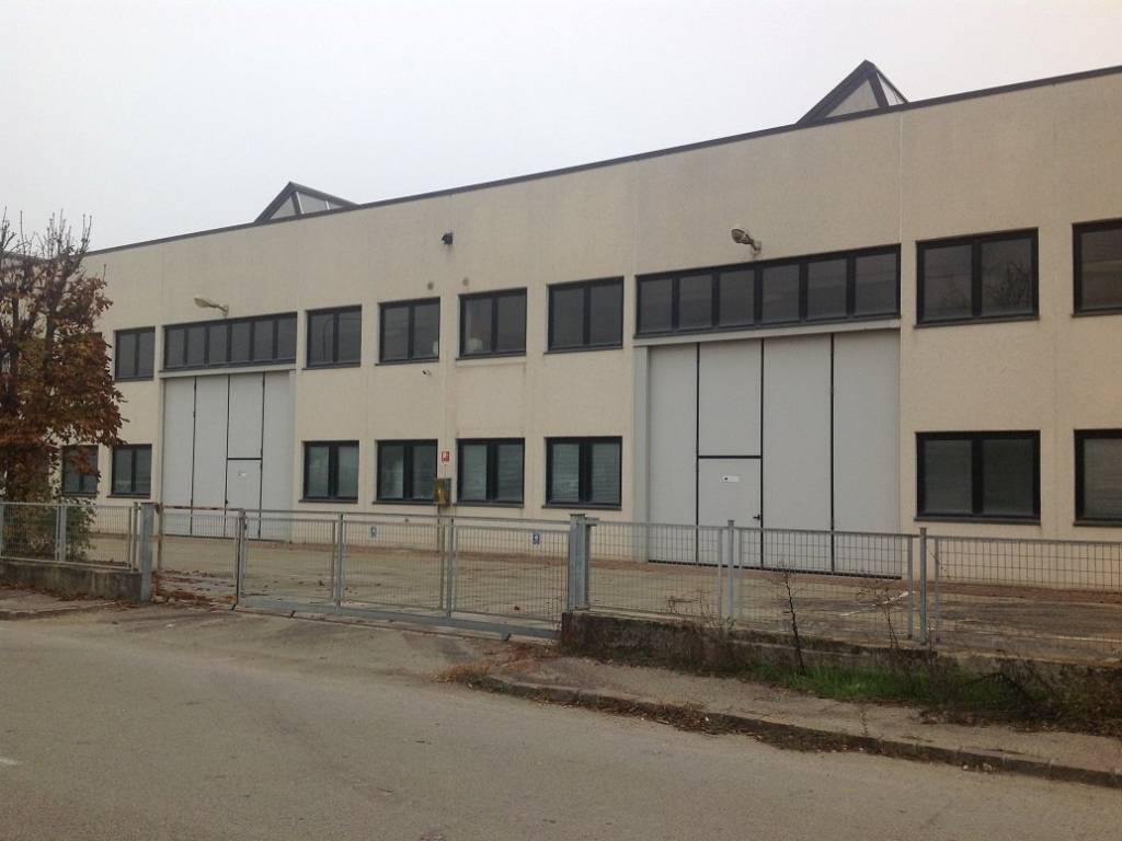 locale commerciale in vendita a Modena in zona Crocetta
