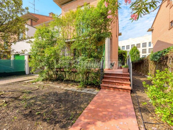 casa indipendente in vendita a Modena in zona San Damaso
