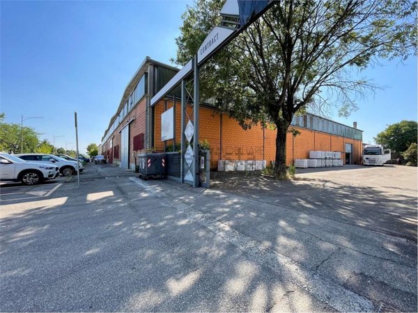 capannone in vendita a Modena in zona Crocetta