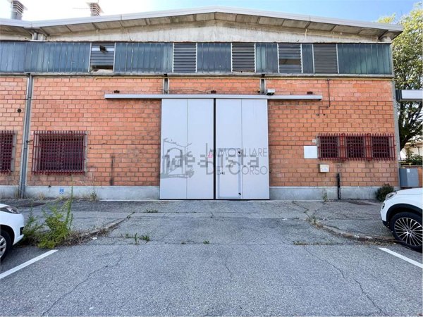 capannone in vendita a Modena in zona Crocetta