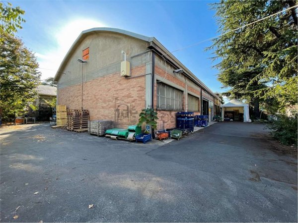 capannone in vendita a Modena in zona Crocetta