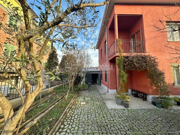 casa indipendente in vendita a Modena in zona Crocetta