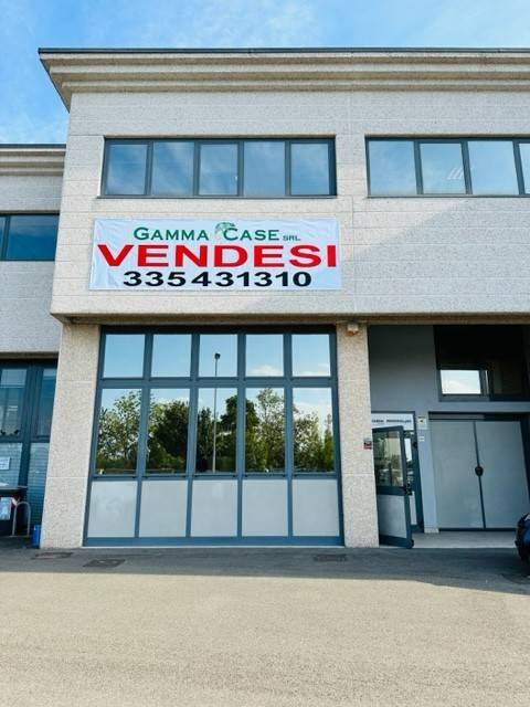 locale commerciale in vendita a Modena in zona Madonnina / Quattro Ville