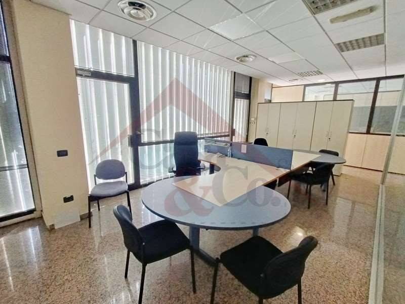 ufficio in vendita a Modena in zona Cittanova