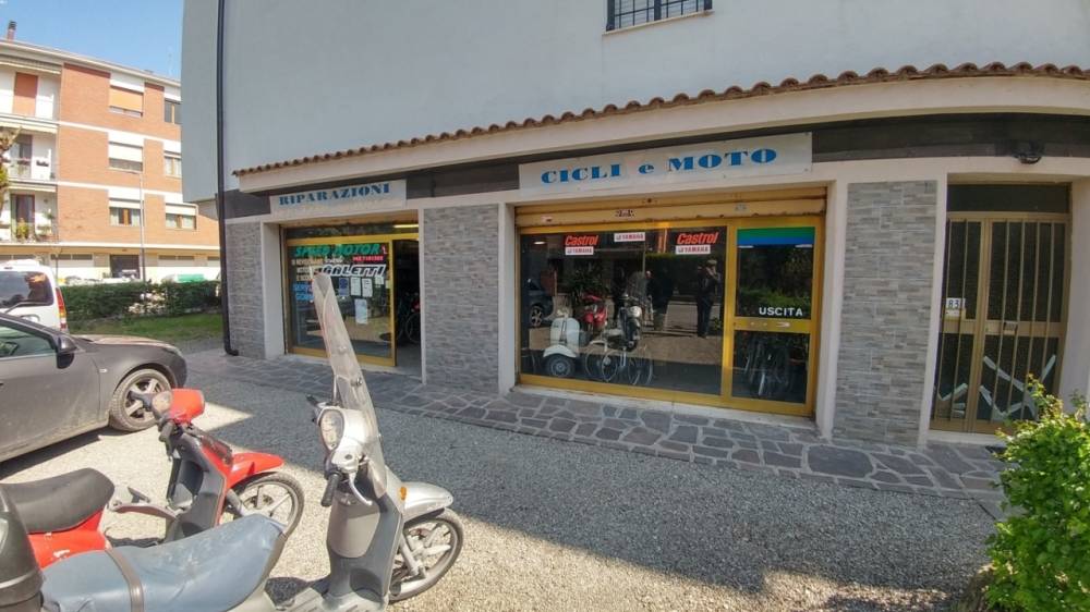 negozio in vendita a Modena in zona Sant'Agnese