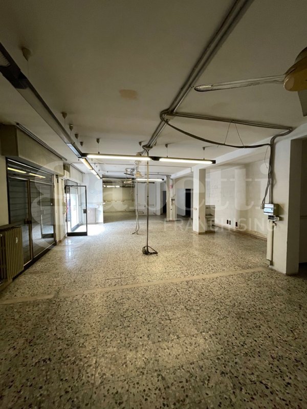negozio in vendita a Modena