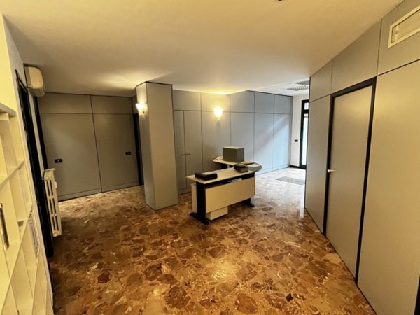 ufficio in vendita a Modena in zona San Faustino