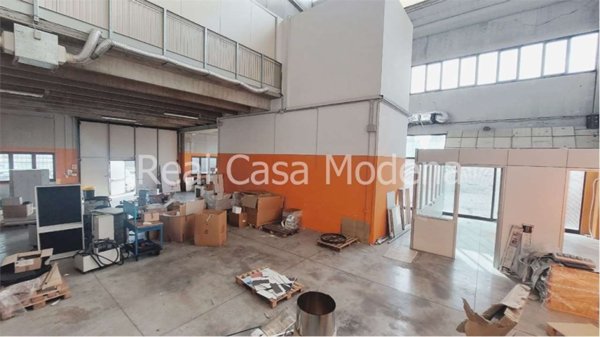locale commerciale in vendita a Modena in zona Crocetta