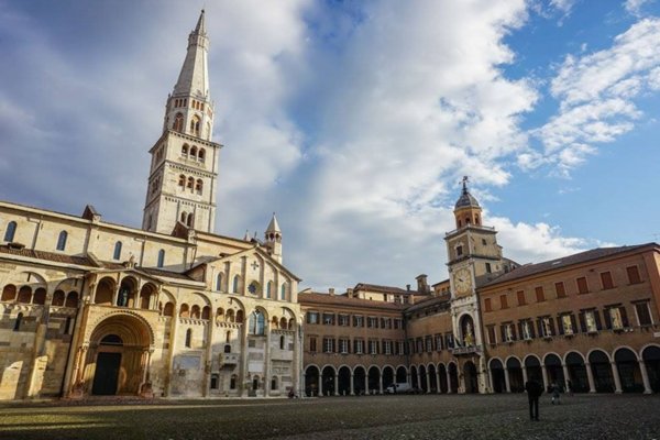 negozio in vendita a Modena in zona Centro Storico