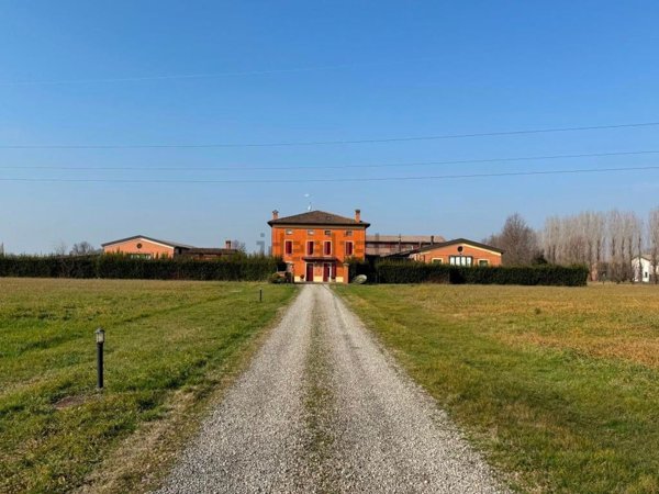 casa indipendente in vendita a Modena in zona Centro Storico
