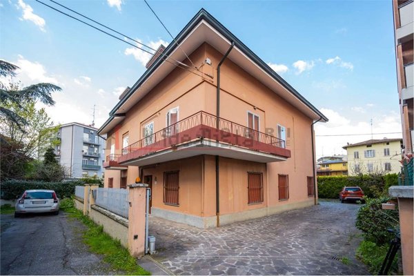 casa indipendente in vendita a Modena in zona Amendola