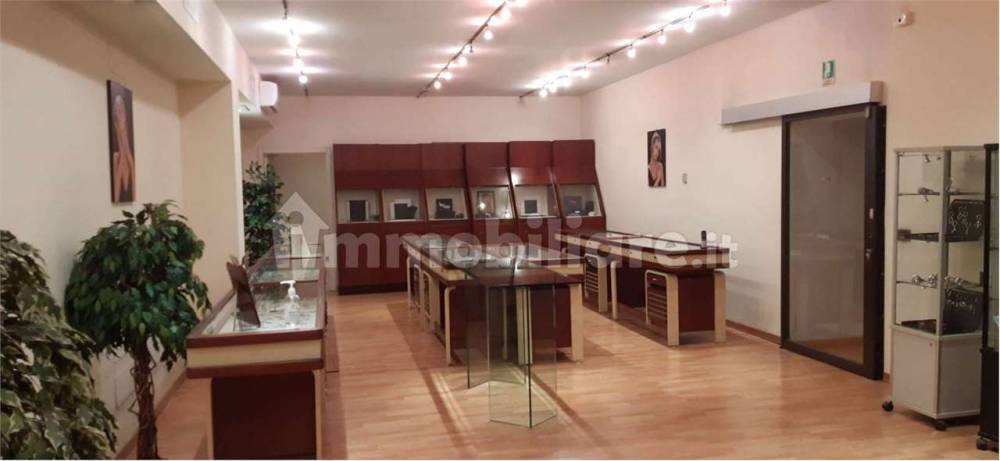 ufficio in vendita a Modena in zona Madonnina / Quattro Ville