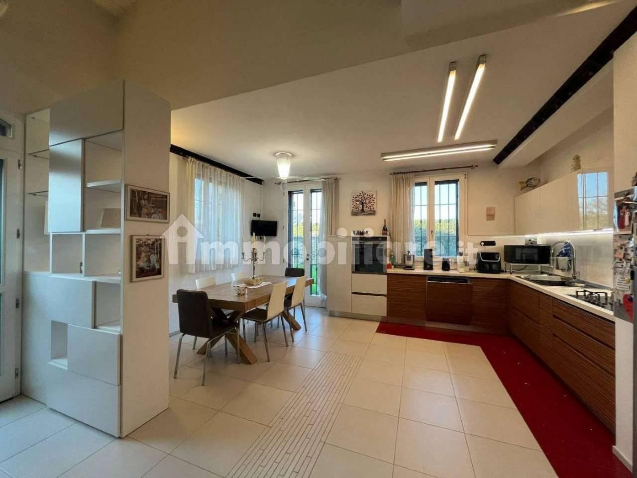 casa indipendente in vendita a Modena in zona Crocetta
