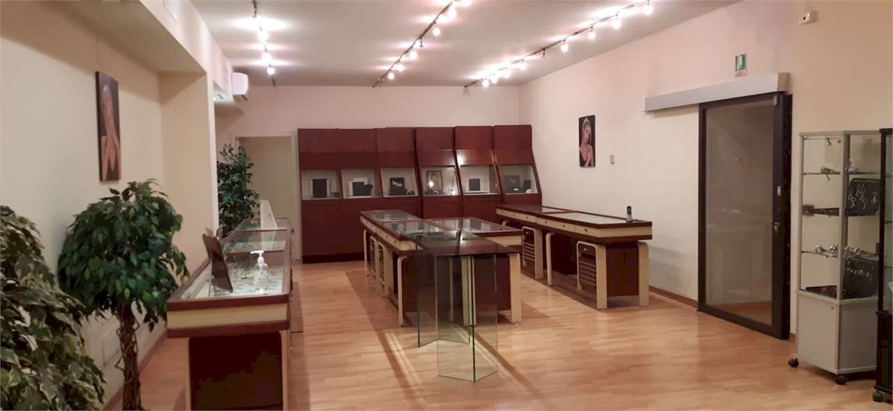 appartamento in vendita a Modena in zona Madonnina / Quattro Ville