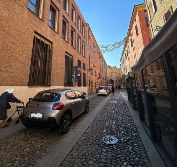 negozio in vendita a Modena in zona Centro Storico