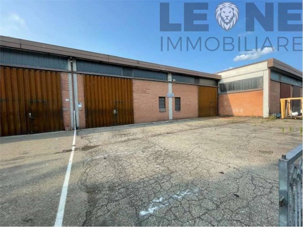 locale commerciale in vendita a Modena in zona Buon Pastore