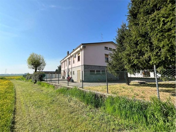 casa indipendente in vendita a Modena in zona Villanova