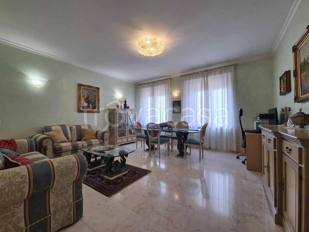 appartamento in vendita a Modena in zona Centro Storico
