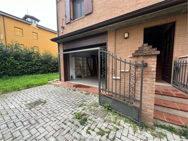 casa indipendente in vendita a Modena in zona San Faustino