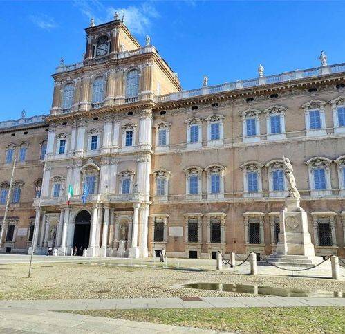 appartamento in vendita a Modena in zona Centro Storico