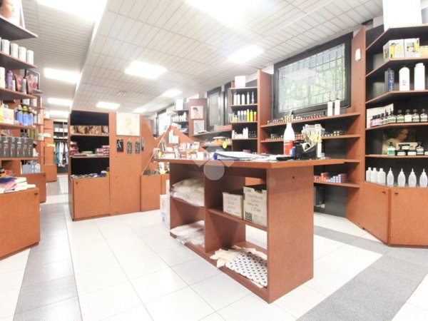 negozio in vendita a Modena