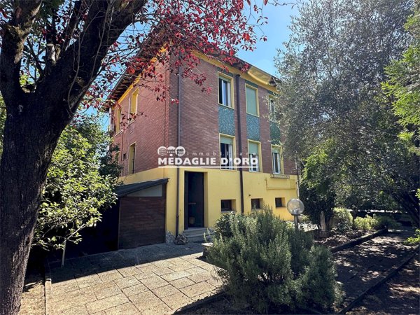 casa indipendente in vendita a Modena in zona Centro Storico