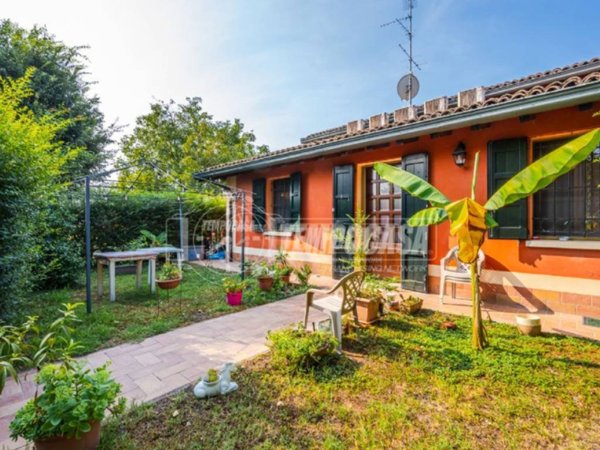 casa indipendente in vendita a Modena in zona Centro Storico