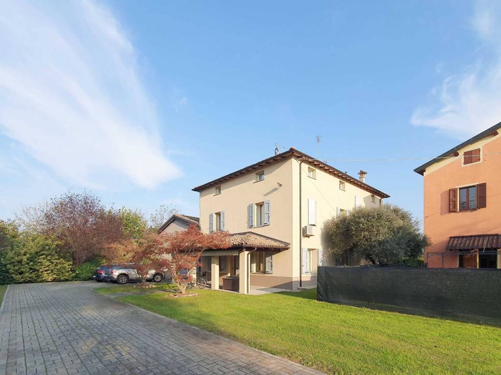 casa indipendente in vendita a Modena in zona Paganine