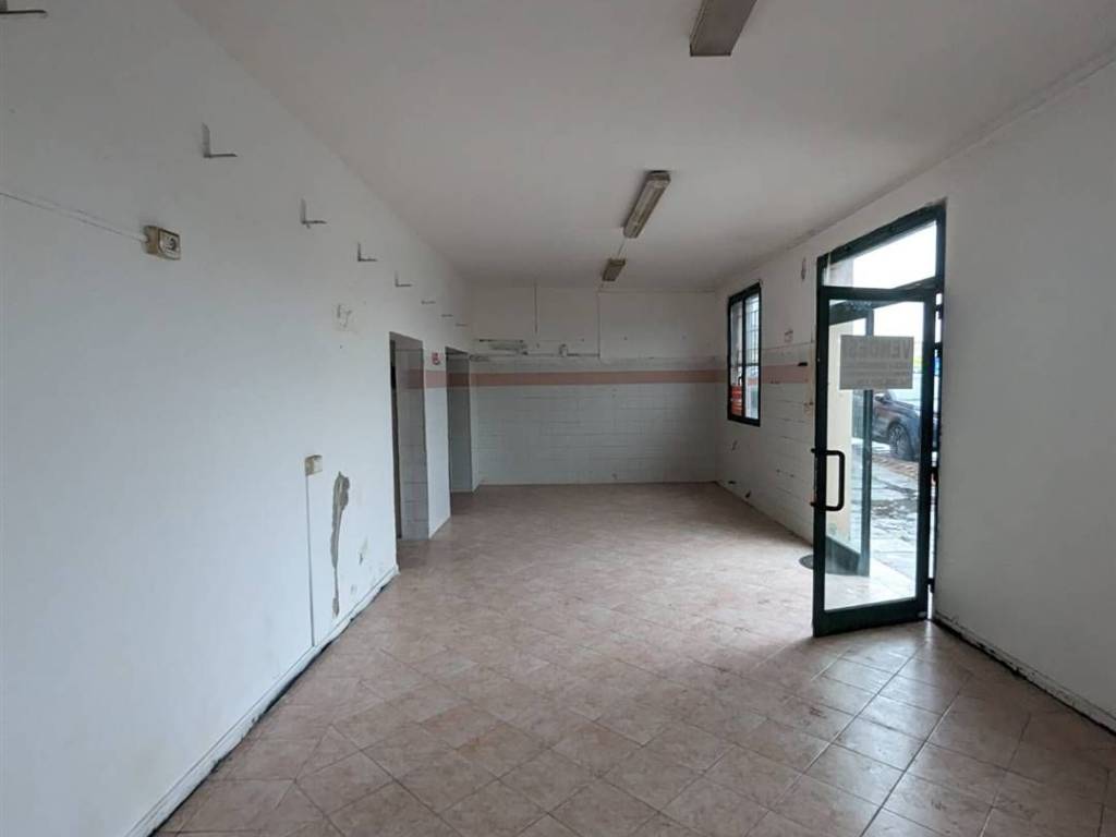 negozio in vendita a Modena in zona San Lazzaro / Modena Est