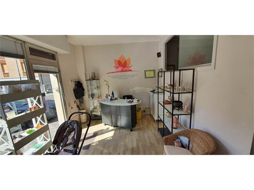 locale commerciale in vendita a Modena in zona San Lazzaro / Modena Est